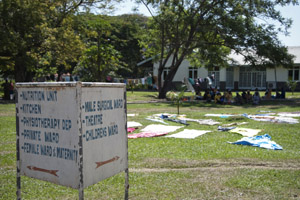 Kumi Hospital: familieleden drogen wasgoed op het gras